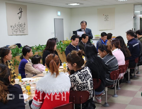 ▲ 지난 24일 송산복지관이 주최하는 결혼이주여성 요리교실이 종강했다.