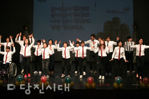 ▲ 당진문예의전당 소공연장에서 두리마을이 제5회 행복더하기 가족축제를 열었다.