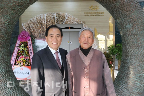 ▲ 기지시줄다리기축제위원회 조성춘 위원장(왼)과 기지시줄다리기보존회 원창재 회장(오)