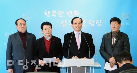 ▲ 충남도계 및 당진땅 수호 범시민대책위원회가 서해대교 주탑 케이블 화재사고와 관련해 유사시 서해대교 우회도로 필요성을 제기하며 신평-내항 간 연륙교 건설을 서둘러야 한다고 목소리를 높였다.