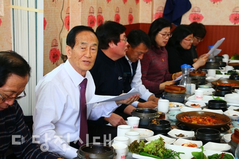 ▲ 평화의 소녀상 건립을 위한 추진위원회가 지난 9일 다인쌈밥에서 회의를 가졌다.