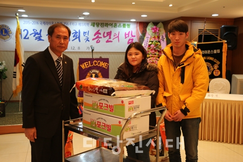 ▲ 새당진라이온스클럽이 북부행복나눔복지센터에 쌀과 돼지고기를 지난 8일 전달했다.