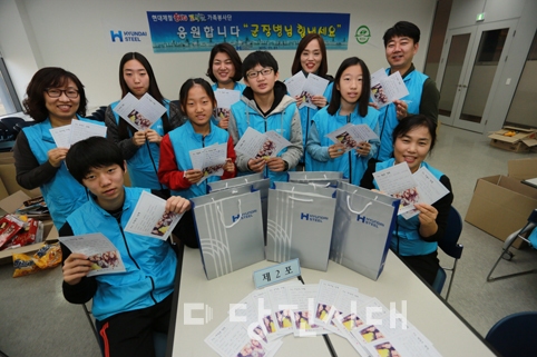 ▲ 현대제철 해피프리즘 가족봉사단이 국군 장병들을 위한 위문편지를 작성해 전달했다.