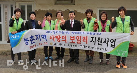 ▲ 고대농협 김명규 조합장과 농가주부모임 회원들