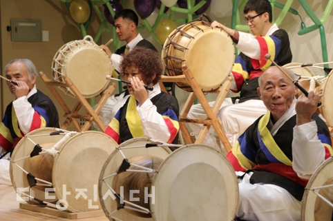 ▲ 당진시장애인복지관이 제1회 당진시 장애인문화축제를 지난 14일 개최했다. 사진은 국악을 선보이는 당진시장애인복지관 이용자들