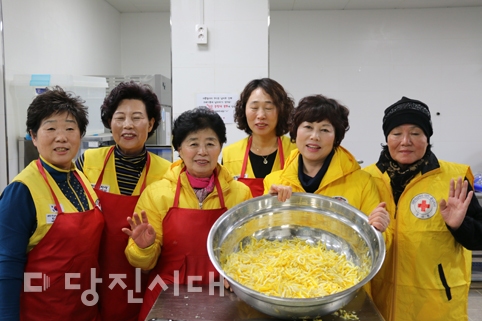 ▲ 대한적십자사 당진1동봉사회가 자원봉사거점센터를 통해 유자청 만들기 봉사를 지난 14일 실시했다.