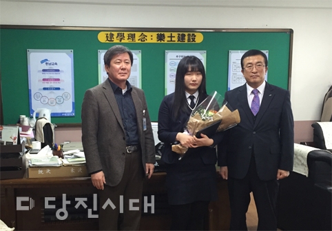 ▲ 제17회 전국 내고향 물 살리기 운동 실천 수기 공모전에서 충남도지사상을 수상한 송악고 김혜우 학생(가운데)