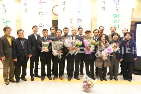 ▲ 15일 당진문예의전당 대공연장 로비에서 ‘2015 당진예술인 발굴사업’, ‘2015 이 시대의 당진문학인’, ‘2015 올해의 문학인’에 선정된 5명의 작가들의 출판기념회가 열렸다.
