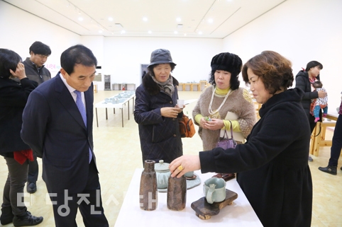 ▲ 미소연현대도예가회 다농새온다미 수강생들이 자신이 만든 작품을 설명해주고 있다.