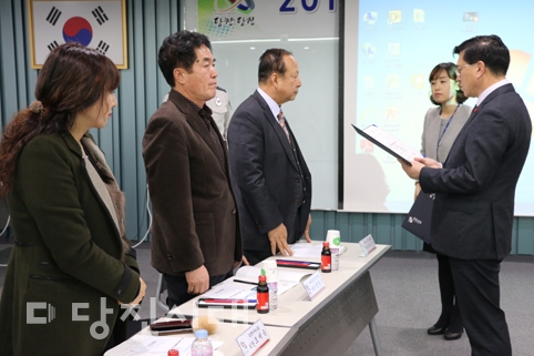 ▲ 당진시지역치안협의회가 열린 가운데 신임 위원이 위촉장을 전달받고 있는 모습