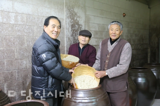 ▲ (왼쪽부터) 조성춘 기지시줄다리기축제위원장, 구자동 기지시줄다리기 기능보유자, 원창재 기지시줄다리기 보존회장