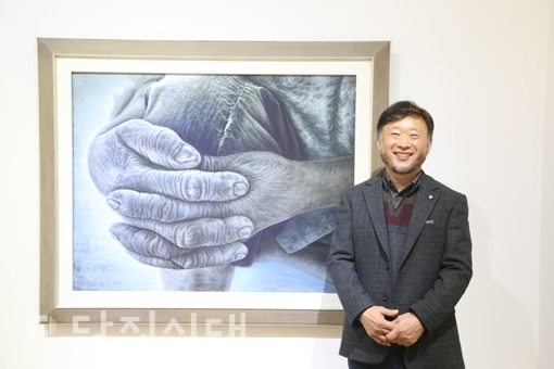 ▲ 이형기 작가와 그의 작품 <모정>
