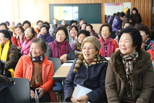 ▲ 당진1동 주민자치협의회가 지난 22일 해나루시민학교에서 찾아가는 음악회를 개최했다.