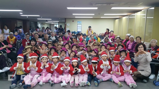 ▲ 주민자치협의회 교육문화분과위원회 소속 봉사단이 요양원 실버프리에서 공연을 선보였다.