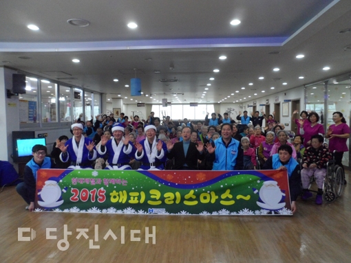 ▲ 당진시립요양원에서 현대제철과 함께하는 산타잔치가 지난 16일 열렸다.
