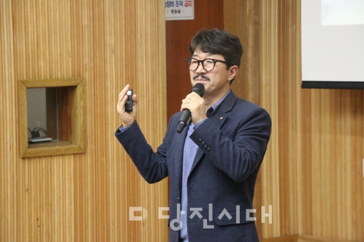▲ 김승진 선장이 원당중학교 전문인 초청 특강에서 지난 21일 강의했다.