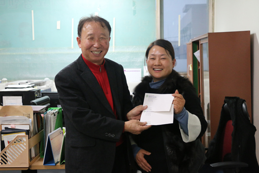 ▲ 참좋은 요양센터가 100만 원의 성금을 지역 내 소외계층에게 전달한다.
