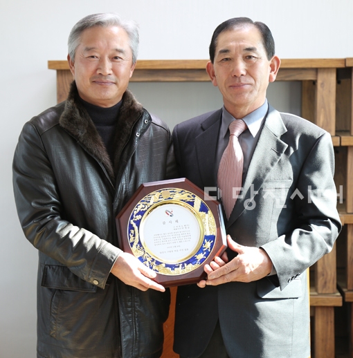 ▲ 구룡동 도동마을 다목적회관 준공식에서 양낙성 통장(오른쪽)이 출향인 박명순 씨에게 감사패를 전달했다.
