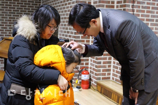 ▲ 당진장로교회에서 2016년 자녀와 함께 드리는 온가족 신년특별새벽기도회를 지난 4일부터 5일간 진행한 가운데 김재국 담임목사가 안수기도를 하고 있다.
