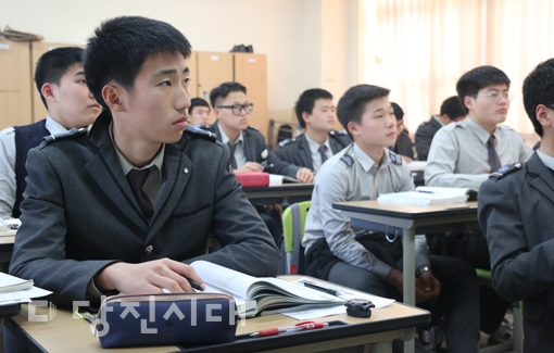 ▲ 합덕제철고등학교 2학년 학생들이 토익사관학교에서 수업을 듣고 있는 모습. 토익사관학교는 방학 기간 중 3주간 내외부 강사진을 초청해 특강으로 진행된다.