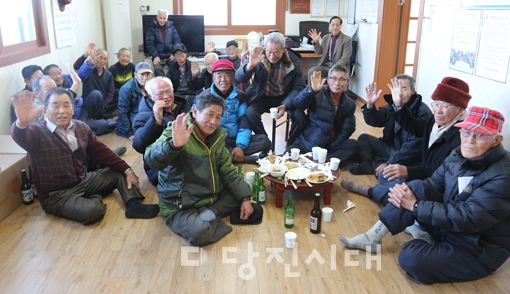 ▲ 순성면 갈산리 경로당에 모인 노인회원들의 모습