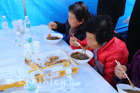 ▲ 사랑의 짜장 나눔 봉사가 지난 14일 당진터미널 광장에서 열렸다.