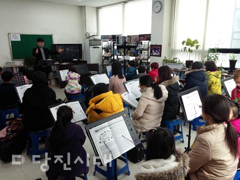 ▲ 함께하는 오케스트라 단원들이 악기 연주를 하기 위해 강의를 듣고 있다.