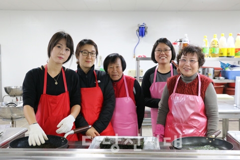 ▲ 행복의 맛드림 봉사단이 지난 20일 밑반찬 봉사를 실시했다.