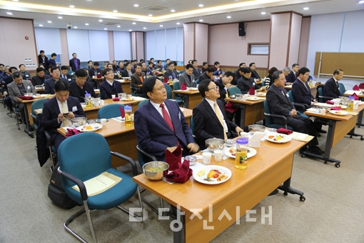 ▲ 지난 17일 당진상공회의소에서 제48차 당진경제포럼 조찬 세미나가 열렸다.