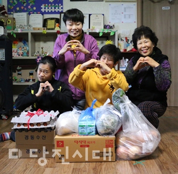 ▲ 샤론의 집 식구들과 전달받은 식자재들