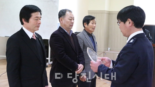 ▲ 지난 19일과 20일 척사대회가 개최된 가운데 이영일 대호지면자율방범대장이 감사패를 전달하고 있다.