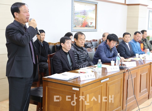 ▲ 당진시품목별연구협의회가 지난 24일 연시총회와 함께 김홍장 시장과 간담회를 열고 대화의 시간을 가졌다.