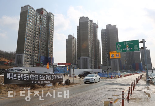 ▲ 송악도시개발사업이 추진 중인 기지시리 아파트 공사 현장. 주민들이 현수막을 내걸고 도로 통행제한을 반대하고 있다.