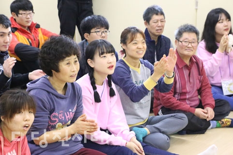 ▲ 우사모 밴드가 두리마을에서 음악재능 봉사를 개최한 가운데 이를 관람하고 있는 봉사자들과 두리마을 입소자들의 모습