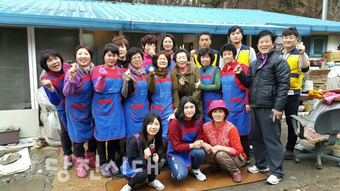 ▲ 당진서부새마을금고 사랑봉사대가 지역 내 형편이 어려운 2가구를 선정해 벽 도배 및 장판 교체 봉사를 실시했다.