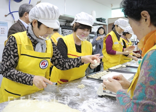 ▲ 대한적십자사 당진1동봉사회가 사랑의 빵 나눔 봉사를 지난 7일 실시했다.