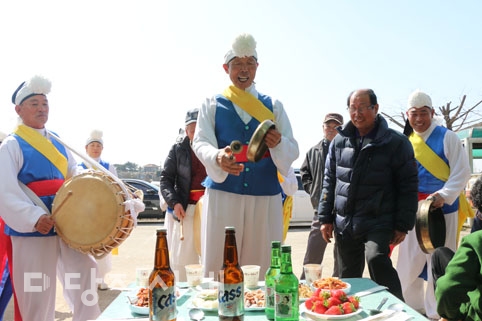 ▲ 신평면 부수리 머슴날 행사에서 해오름풍물단이 풍물 공연을 선보이고 있다.
