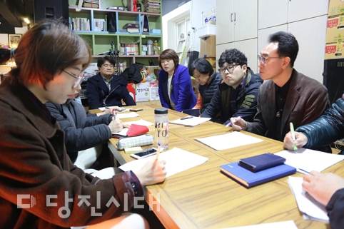 ▲ 아나바다벽화거리장터 운영위원회가 지난 8일 읍내동 아띠 아뜰리에에서 회의를 열고 올해 사업에 대해 논의했다.