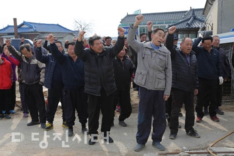 ▲ 합덕읍 하흑리와 인근 마을 주민들이 돈사 운영을 반대하며 축주 자택 앞에서 집회를 열었다.