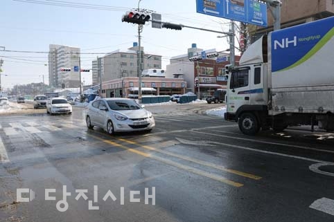 ▲ 도로 확장 공사 이후 장미아파트에서 우강농협 방향으로 직진하는 차량들이 중앙선이 옮겨진 줄 모르고 직진해 중앙선을 침범하는 일이 자주 벌어지고 있다.