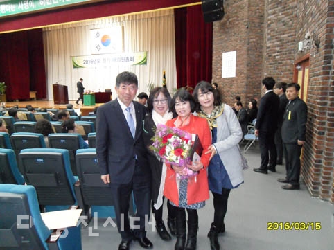▲ 새마을지도자 당진1동협의회·부녀회가 새마을운동중앙회 주최로 열린 ‘공동체 운동 평가’에서 장려상을 수상했다.