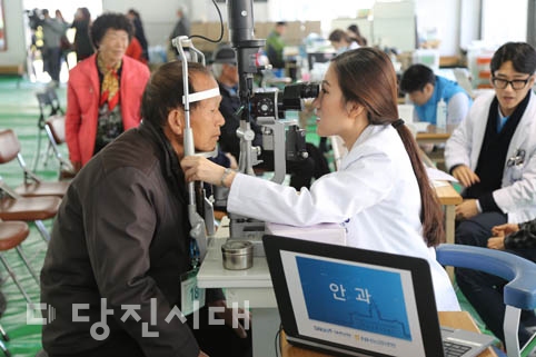 ▲ NH농협생명 농촌순회진료’가 송산면 게이트볼장에서 실시됐다.