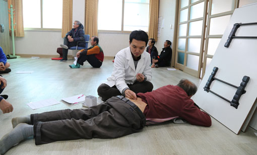 ▲ 서용인 한의사가 노인의 허리에 침을 놔주고 있다.