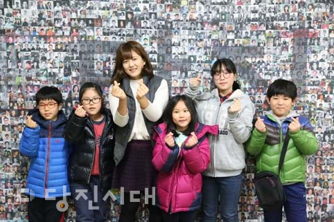▲ 품앗이학교협동조합 어린이들이 지난 11일 당진시대를 방문해 기자들의 취재활동에 대한 설명을 들었다.