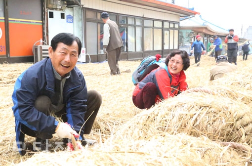 ▲ 기지시줄다리기민속축제에 쓰일 큰 줄 제작을 지난 17일과 18일 기지시 시장에서 진행했다.