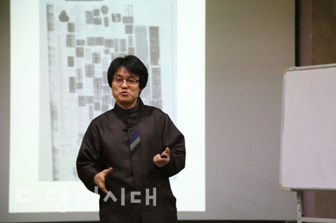 ▲ 지난 17일 당진문화원에서 향석 전홍규 작가가 서예특강을 진행했다.