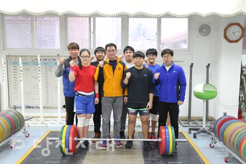 ▲ 당진시 역도연맹 선수들과 연맹 회원들