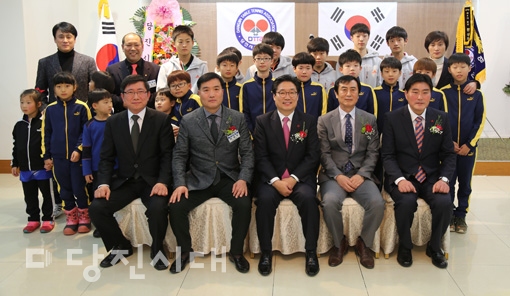 ▲ 김홍장 시장과 당진시 탁구협회 임원 및 선수들