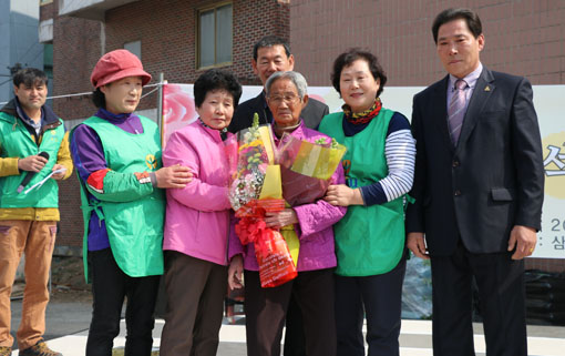 ▲ 석문면 경로잔치에서 선물을 받은 100세 김순례 씨와 새마을운동 석문면협의회·부녀회 회원들