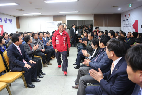 ▲ 새누리당 김동완 후보의 선거대책위원회 발대식이 지난달 29일 김 후보의 선거사무소에서 열렸다.